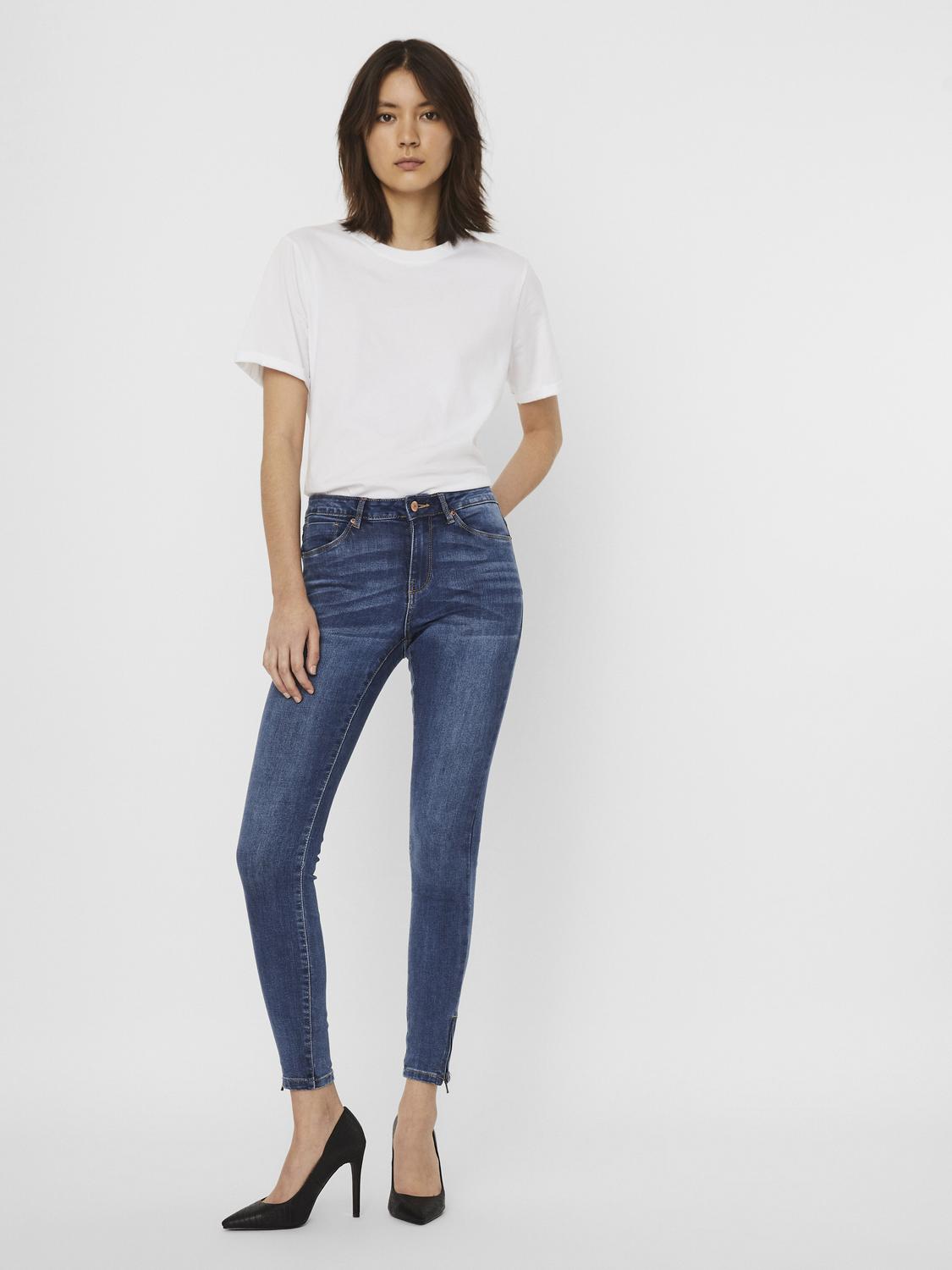 model_shot-front_full